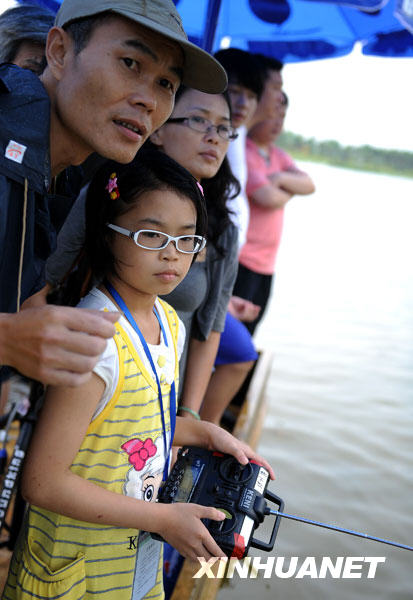 5月24日，10岁的小选手周信然在全家人的关注下，聚精会神地操控航海模型。当日，2009年广州市航海模型锦标赛在广东科学中心8万平方米人工湖举行，来自广州市各区、少年宫及有关学校的航海模型爱好者参加了7个组别的比赛。