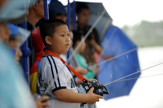 图文-09广州航海模型锦标赛小选手雨中操控航模